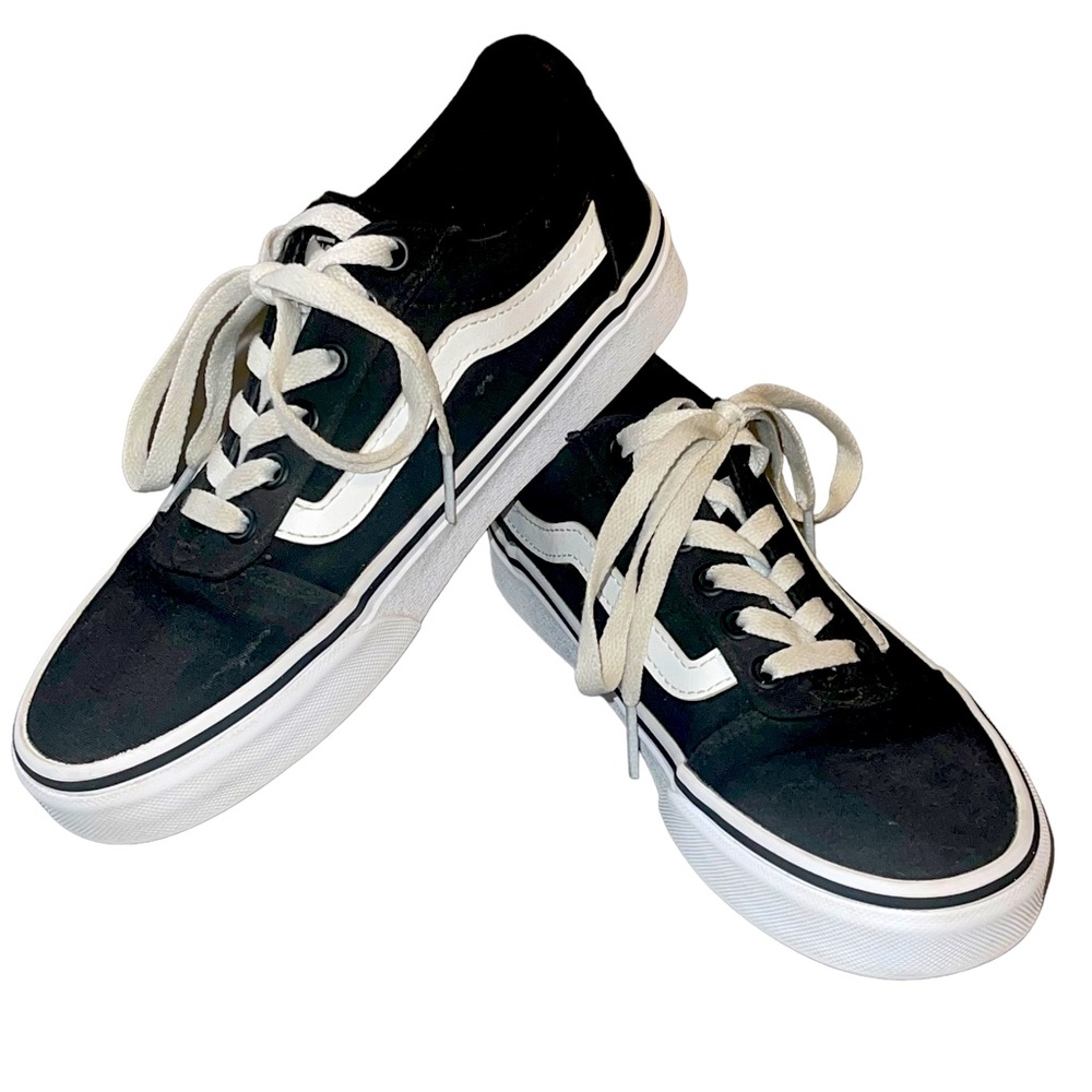 Women’s Vans Old Skool Lace Up Skate Sneakers Black and White Size 6 US